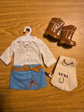 American Girl Doll Nicki Fleming 2007 Meet Outfit with Boots and Tote Bag